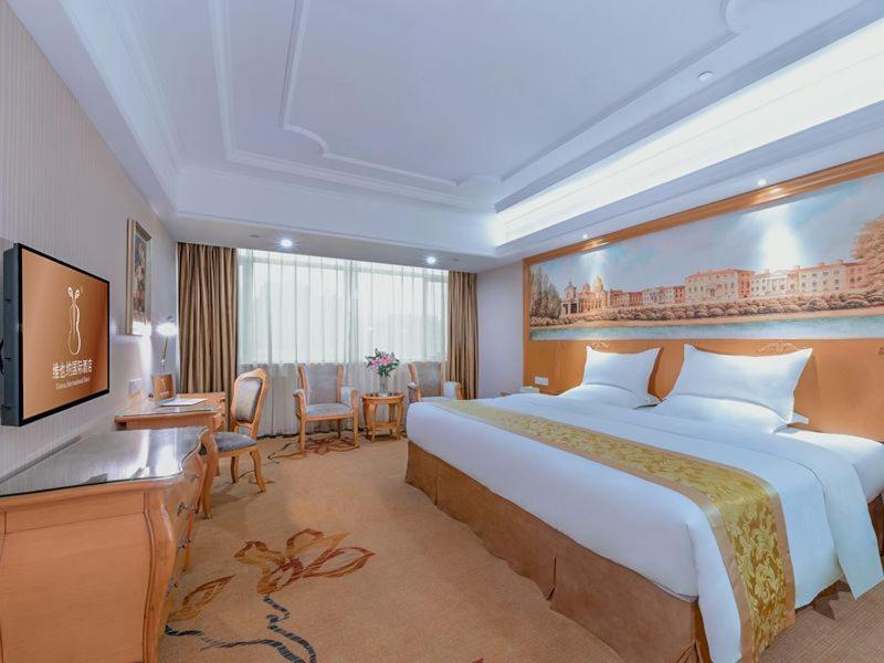Vienna International Hotel Guigang Hecheng Road Exterior photo