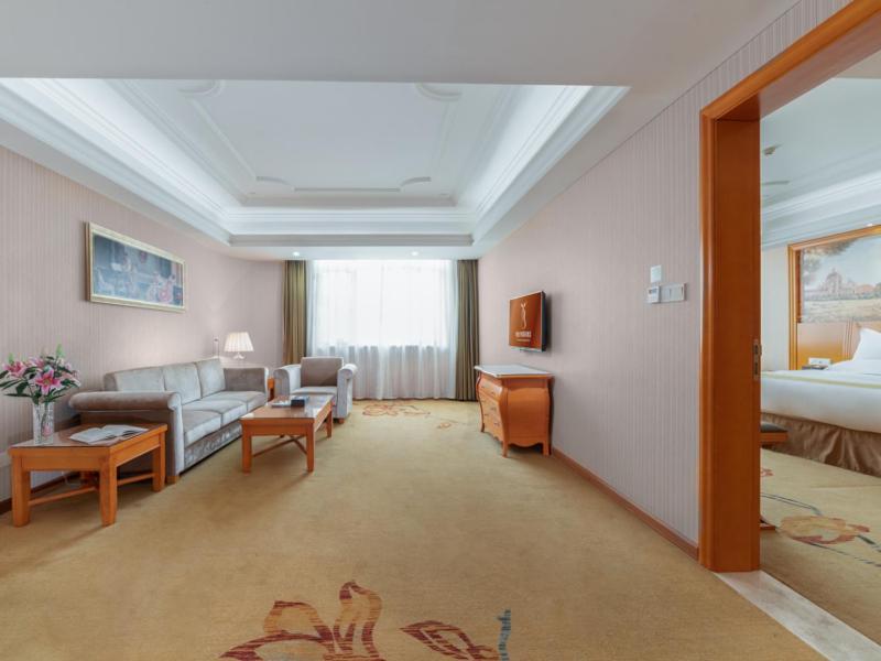 Vienna International Hotel Guigang Hecheng Road Exterior photo